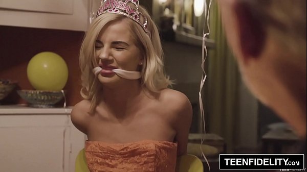 Vídeo pornô mulher gostosa tipo princesinha fodendo com vontade